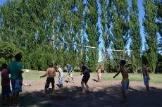 Chicas y chicos jugando al voley