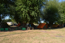 Carpas en el balneario municipal